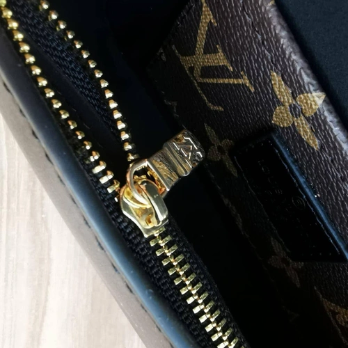 Поясная кожаная сумка Louis Vuitton черная 28/14 коллекция 2021-2022 фото-7