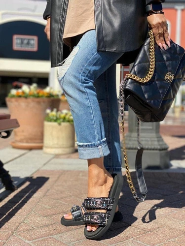 Шлёпанцы женские кожаные Chanel чёрные на плоской подошве коллекция 2021-2022 фото-4