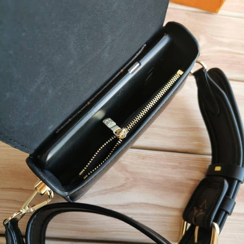 Поясная кожаная сумка Louis Vuitton черная 28/14 коллекция 2021-2022 фото-2