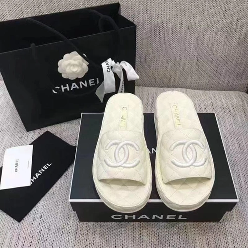 Шлёпанцы женские кожаные Chanel белые со стёжкой коллекция 2021-2022 фото-2