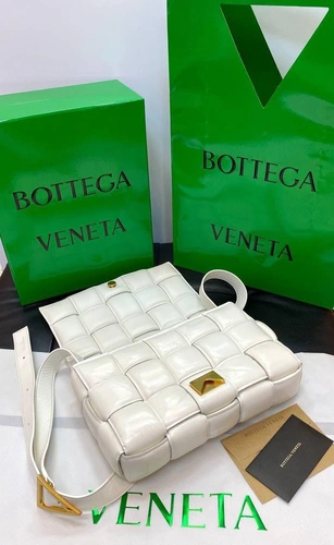 Женская плетёная кожаная сумка Bottega Veneta белая 27/18/7 коллекция 2021-2022 фото-5