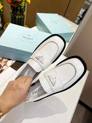 Туфли-лоферы женские Prada Premium A105248 белые фото-3