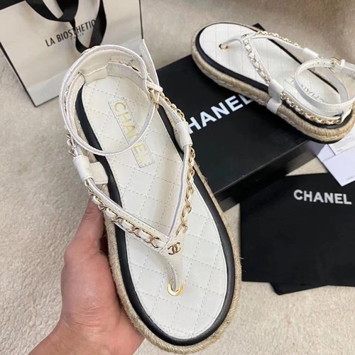 Босоножки женские кожаные Chanel белые на плоской подошве коллекция 2021-2022 фото-2