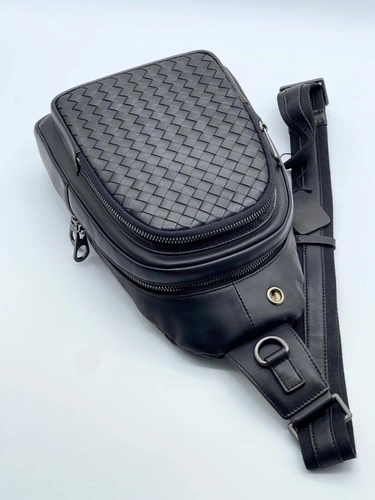 Кожаная сумка-слинг Bottega Veneta черная 30:20 см премиум фото-3