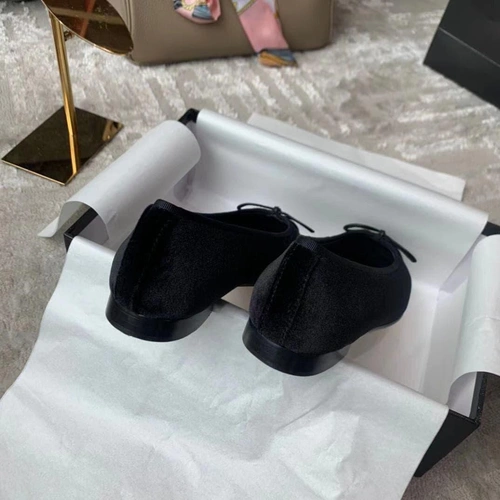 Туфли-балетки Chanel черные с лакированным носком коллекция 2021-2022 фото-4