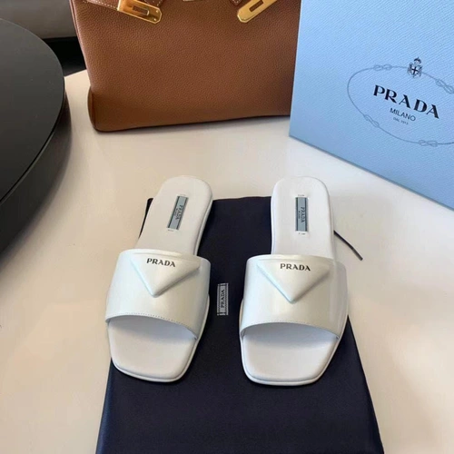 Женские кожаные шлёпанцы Prada белые премиум-люкс коллекция 2021-2022