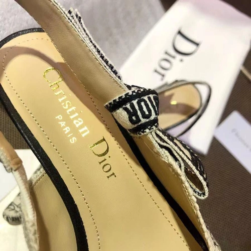 Туфли-босоножки женские Christian Dior с рисунком на среднем каблуке коллекция лето 2021 фото-5