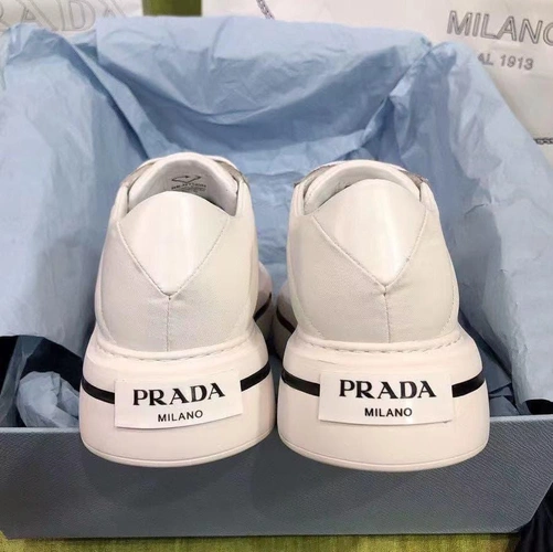 Туфли женские Prada белые кожаные на плоской подошве с логотипом коллекция 2021-2022 фото-2