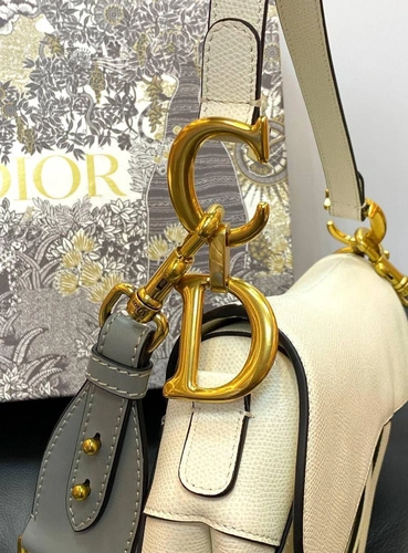 Женская кожаная сумка  Dior Saddle bаg белая 25/20/6 см коллекция 2021 фото-3