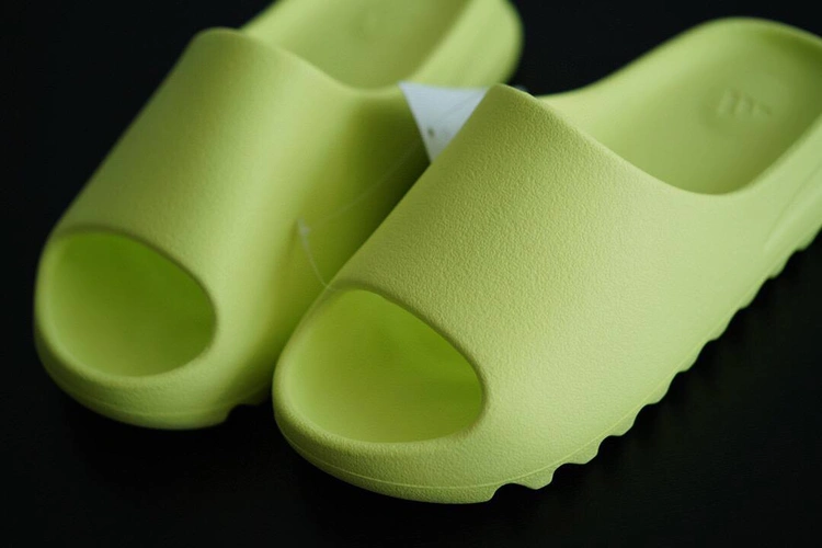 Шлёпанцы Adidas Yeezy Slide GX6138 салатовые фото-3