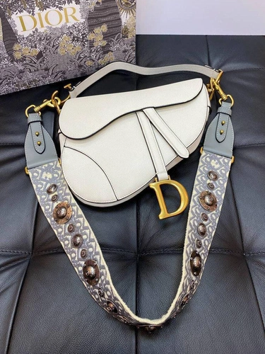 Женская кожаная сумка  Dior Saddle bаg белая 25/20/6 см коллекция 2021
