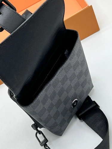 Мужская сумка-кобура Louis Vuitton A104164 из канвы серая 16:14 см фото-3
