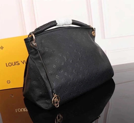 Женская кожаная сумка Louis Vuitton черная  42/31