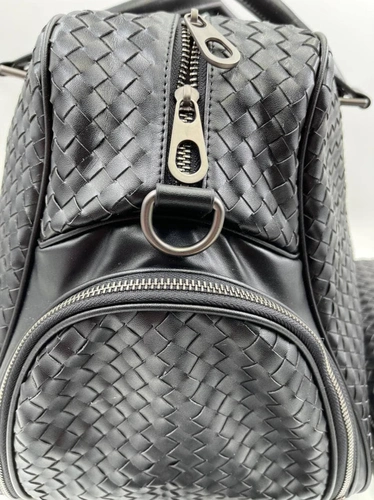 Дорожная кожаная сумка Bottega Veneta черная 50/30 см. коллекция 2021-2022 A70821 фото-4