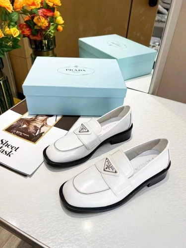 Туфли-лоферы женские Prada Premium A105248 белые фото-2
