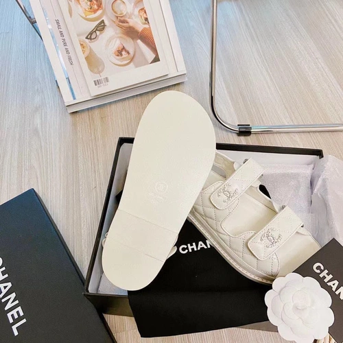 Сандалии женские кожаные Chanel белые премиум-люкс коллекция 2021-2022 фото-2