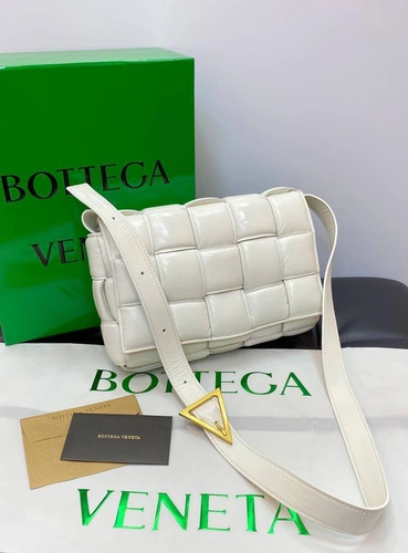 Женская плетёная кожаная сумка Bottega Veneta белая 27/18/7 коллекция 2021-2022