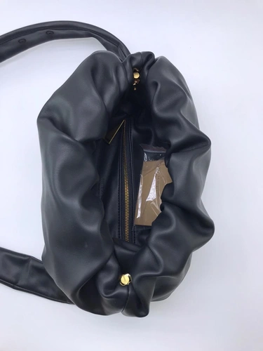 Женская кожаная сумка Bottega Veneta The Medium Bulb черная фото-5