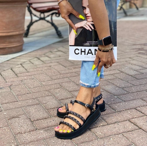 Босоножки женские кожаные Chanel чёрные с украшением цепочками коллекция 2021-2022 фото-4
