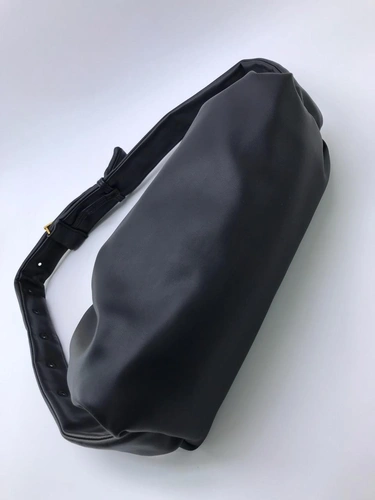Женская кожаная сумка Bottega Veneta The Medium Bulb черная фото-8