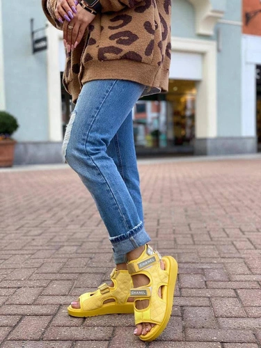 Босоножки женские кожаные Chanel жёлтые на плоской подошве коллекция 2021-2022 фото-3