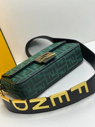 Женская сумка-клатч Fendi зелёная с рисунком-монограммой 26/14/6 см коллекция 2021-2022 фото-6