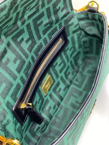 Женская сумка-клатч Fendi зелёная с рисунком-монограммой 26/14/6 см коллекция 2021-2022 фото-2