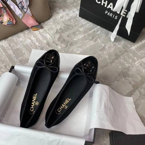 Туфли-балетки Chanel черные с лакированным носком коллекция 2021-2022 фото-5
