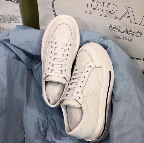 Туфли женские Prada белые кожаные на плоской подошве с логотипом коллекция 2021-2022 фото-3