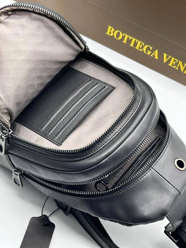Кожаная сумка-слинг Bottega Veneta черная 30:20 см премиум фото-5