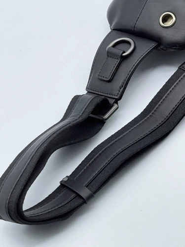 Кожаная сумка-слинг Bottega Veneta черная 30:20 см премиум фото-6