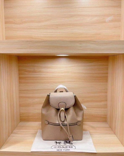 Женский рюкзак Coach из канвы с кожаными вставками с откидным клапаном бежевый 28/24 см