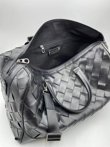 Дорожная кожаная сумка Bottega Veneta черная 50/30 см. коллекция 2021-2022 A70810 фото-2