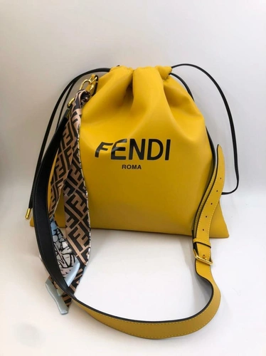Женская кожаная сумка-мешок Fendi золотистого цвета 36/37 см фото-4