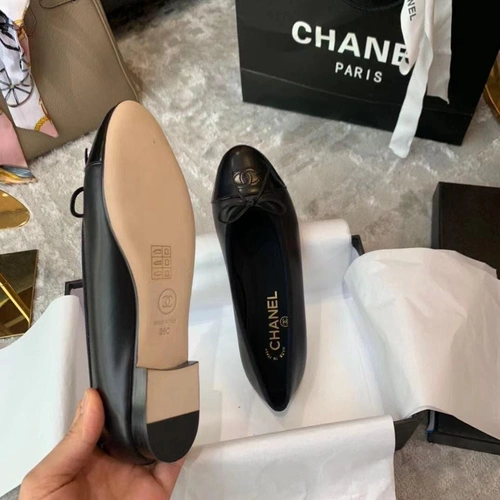 Туфли-балетки Chanel черные из гладкой кожи коллекция 2021-2022 A81548 фото-2