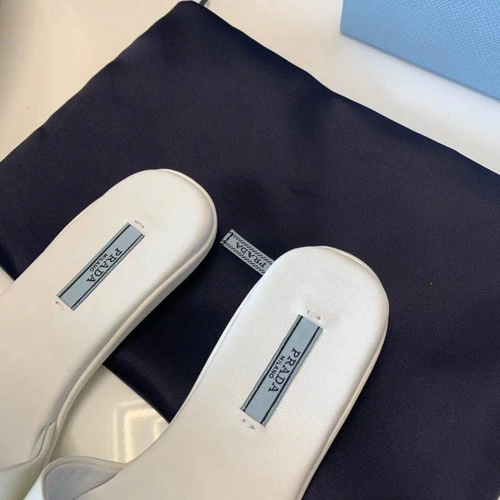 Женские кожаные шлёпанцы Prada белые премиум-люкс коллекция 2021-2022 фото-8