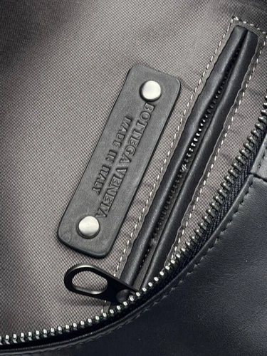 Кожаная сумка-слинг Bottega Veneta черная 30:20 см премиум фото-10