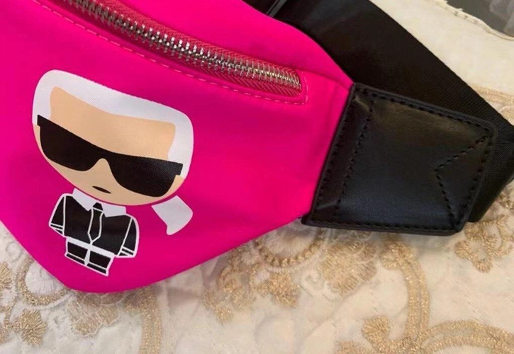 Поясная сумка тканевая Karl Lagerfeld ярко-розовая с принтом  28/17 см фото-3