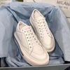 Туфли женские Prada белые кожаные на плоской подошве с логотипом коллекция 2021-2022 фото-1
