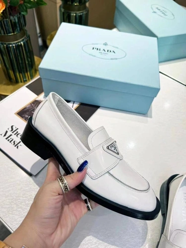 Туфли-лоферы женские Prada Premium A105248 белые фото-4