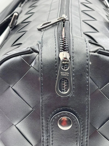 Дорожная кожаная сумка Bottega Veneta черная 50/30 см. коллекция 2021-2022 A70810 фото-6
