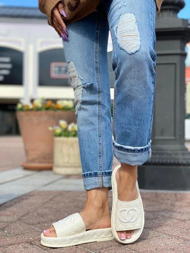 Шлёпанцы женские кожаные Chanel белые со стёжкой коллекция 2021-2022 фото-3