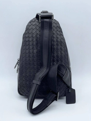Кожаная сумка-слинг Bottega Veneta черная 30:20 см премиум фото-9