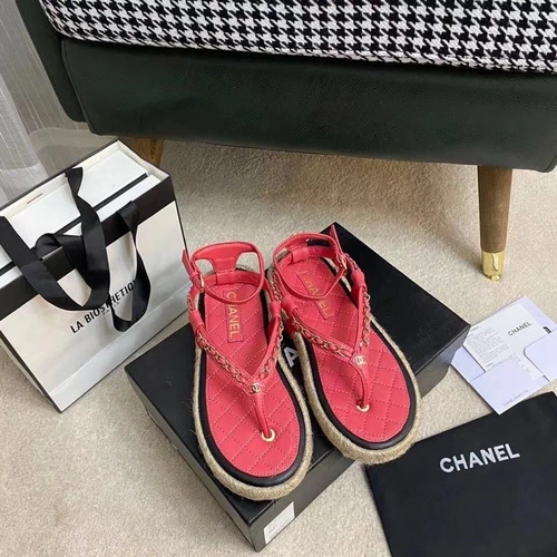Босоножки женские кожаные Chanel красные на плоской подошве коллекция 2021-2022 фото-2