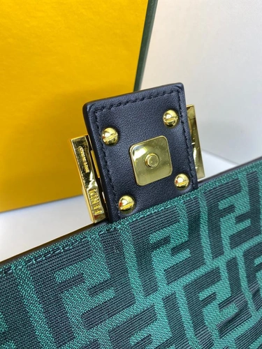 Женская сумка-клатч Fendi зелёная с рисунком-монограммой 26/14/6 см коллекция 2021-2022 фото-7