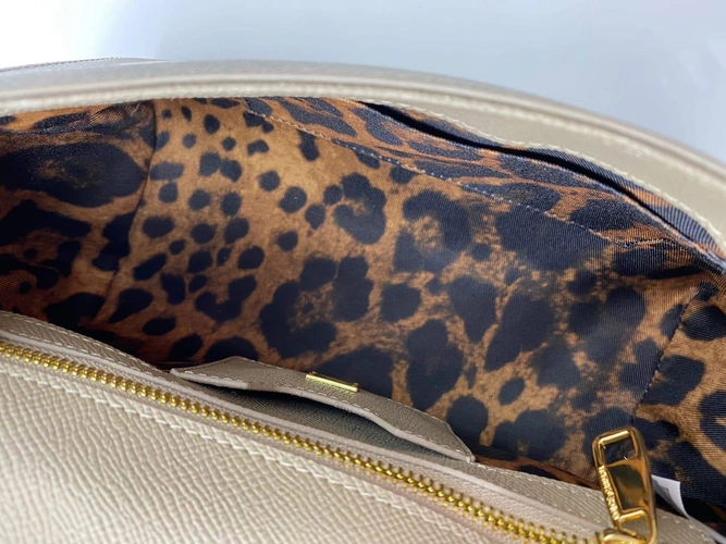 Женская кожаная сумка Dolce & Gabbana цвета хаки 25/17/13 см фото-2