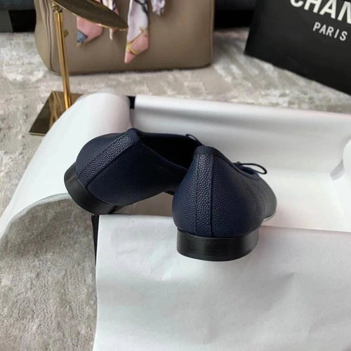 Туфли-балетки Chanel синие из зернистой кожи коллекция 2021-2022 фото-2