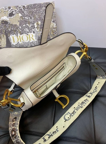 Женская кожаная сумка  Dior Saddle bаg белая 25/20/6 см коллекция 2021 фото-7