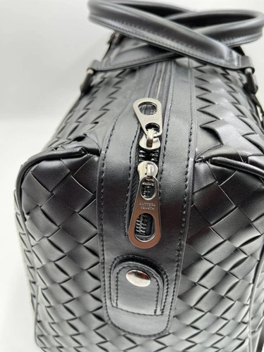 Дорожная кожаная сумка Bottega Veneta черная 50/30 см. коллекция 2021-2022 A70802 фото-4
