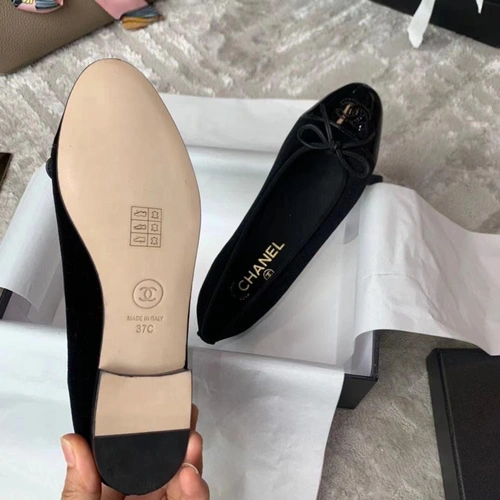 Туфли-балетки Chanel черные с лакированным носком коллекция 2021-2022 фото-3